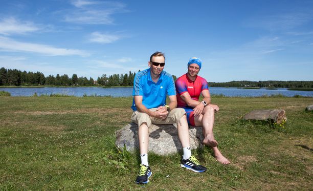 Hyvä valmennussuhde on tärkeä. Kuvassa Heikki Mäkelä vasemmalla, valmentaja Kimmo Koivisto oikealla.