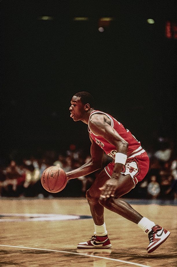 Michael Jordan pelasi tulokaskautensa jalassaan Niken ensimmäiset Air Jordanit.