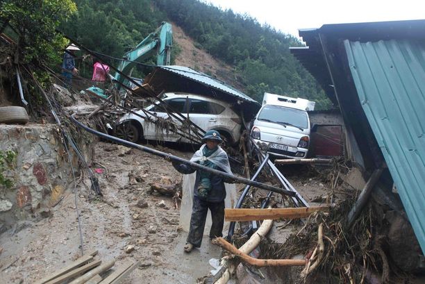 Pelastajat työskentelivät tuhoalueella Lai Chaussa maanantaina.