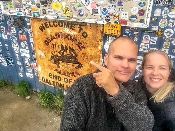Tomi ja Jasmin Alaskassa, tuhansien kilometrien ajourakan jälkeen.
