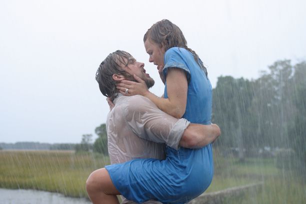 Ryan Gosling ja Rachel McAdams näyttelivät yhdessä intiimeissä kohtauksissa klassikkoelokuvaksi nousseessa The Notebook - Rakkauden sivut (2004). Pari rakastui elokuvan kuvauksissa, mutta sitten suhde päättyi eroon.