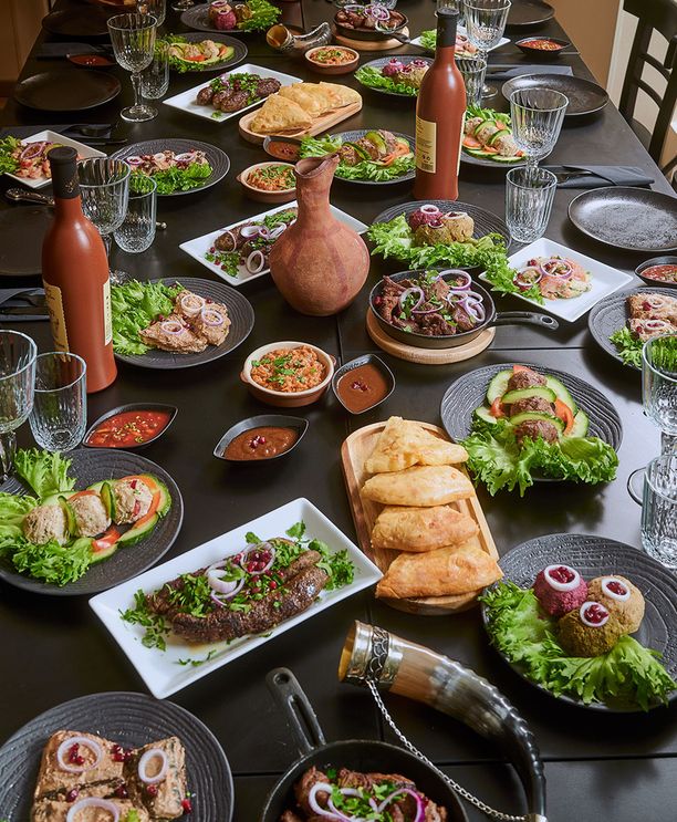 Supra on juhla-ateria, jolloin pöytään katetaan monenlaisia herkkuruokia ja juomia.