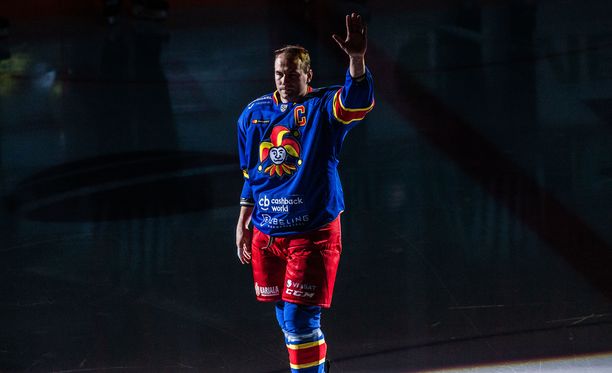 Tomi Mäki nousi Slovan-ottelussa kautta aikain eniten otteluita Jokerien paidassa pelanneeksi pelaajaksi.