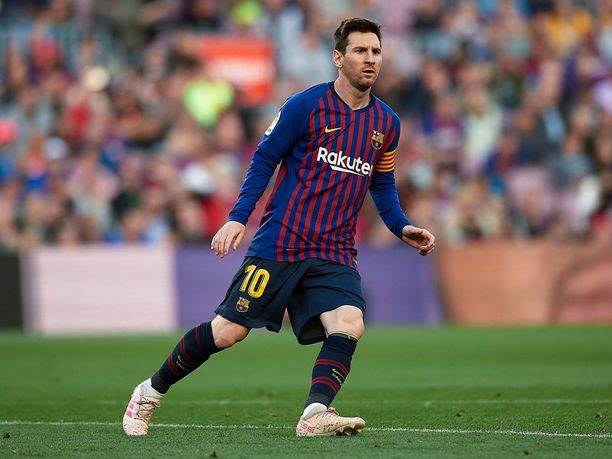Lionel Messi sai viime vuonna 112 miljoonaa euroa siitä, että hän potki palloa.