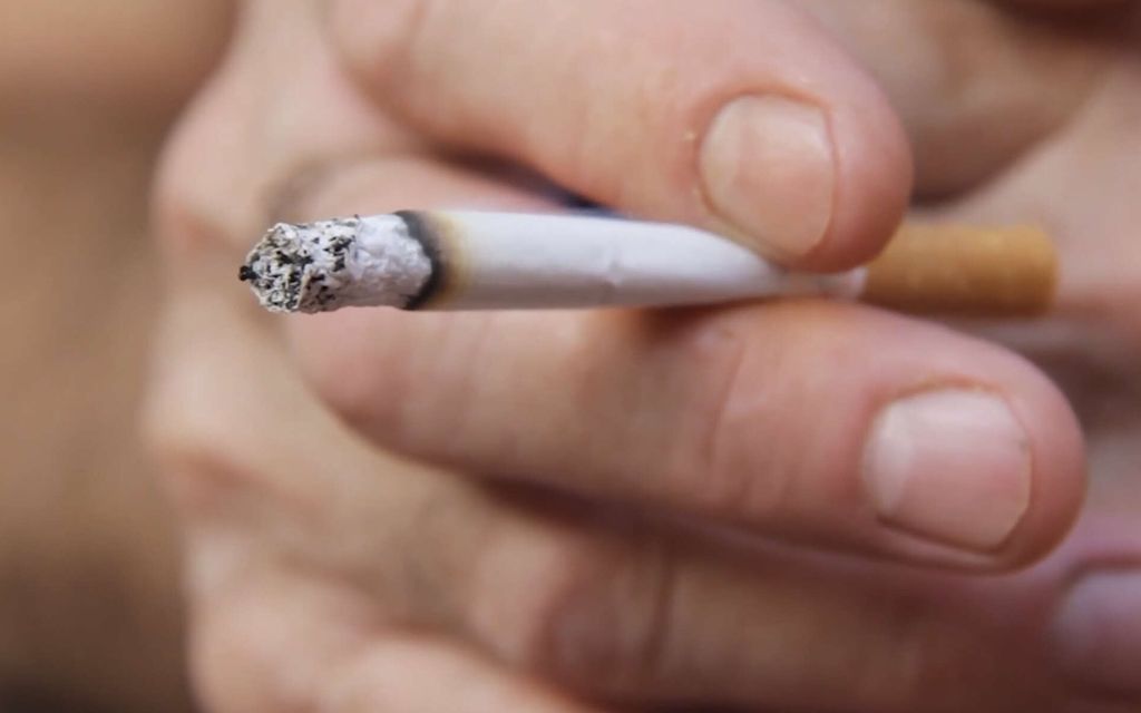 Britannia kieltää tupakan ostamisen kokonaiselta sukupolvelta