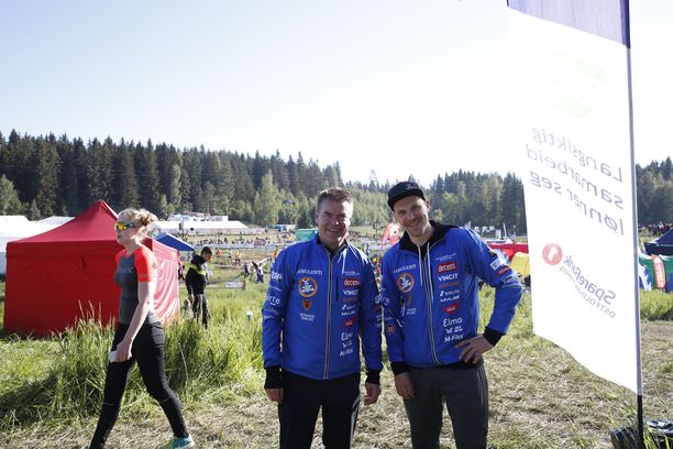 Raimo Helminen ja Pekka Saravo olivat yhtä hymyä sunnuntaiaamuna Jukolassa.