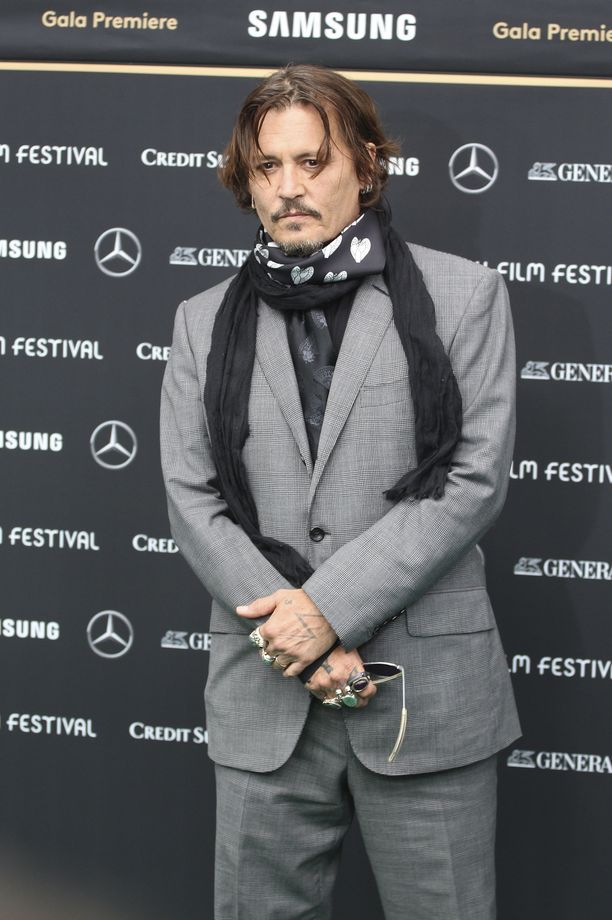 Johnny Depp sai toisaalla kenkää ja toisaalla palkinnon. 