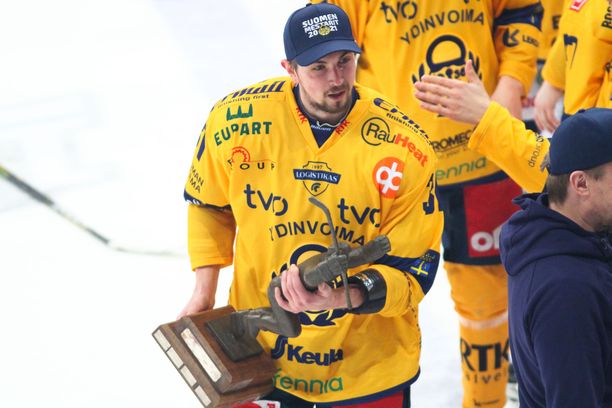 Eetu Koivistoinen voitti Lukossa mestaruuden ja playoffien parhaan pelaajan Jari Kurri -palkinnon.