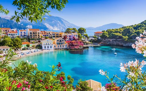 Matkailijat valitsivat Kreikan parhaan saaren – Julkkisten bile­paratiisille armoton tuomio
