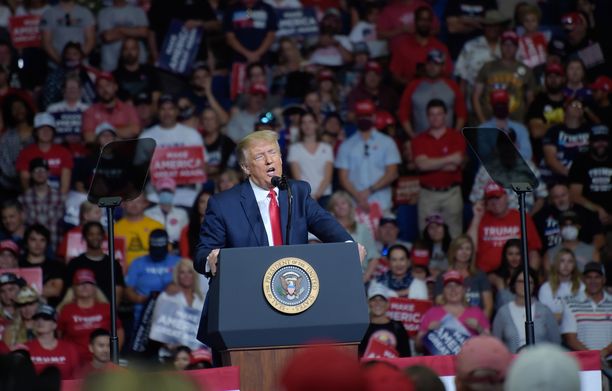 Trump joutuikin puhumaan odotettua pienemmälle yleisölle Tulsassa.