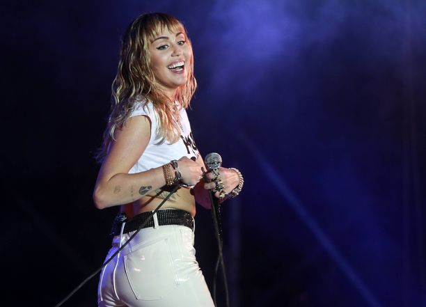 Miley Cyrus tuli alunperin tunnetuksi tv-hahmostaan Hannah Montana. Sittemmin hän on luonut uraa muusikkona ja tehnyt musiikkia yhdessä Alman kanssa. 