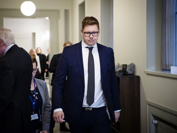 SDP:n eduskuntaryhmän puheenjohtaja Antti Lindtman keräili pitkään ajatuksiaan eduskunnan käytävillä.