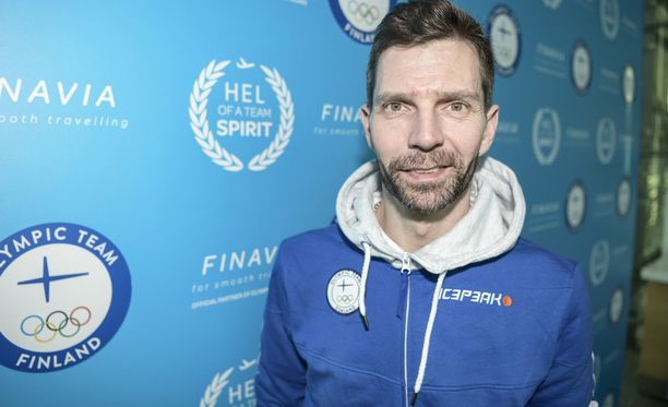 Janne Ahonen kantaa Suomen lippua avajaisissa