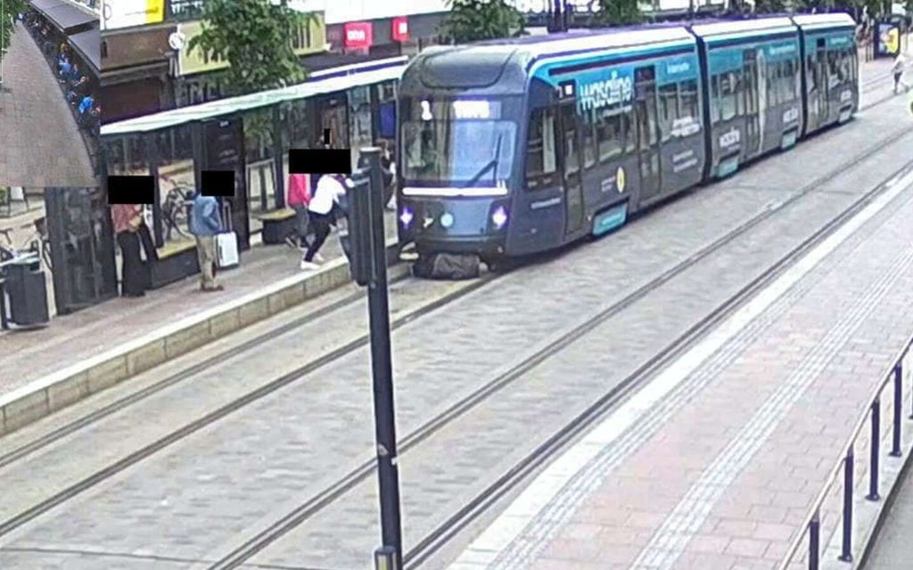 Ratikkakuskin äkkijarrutus pelasti iäkkään miehen hengen – Tönäisijän kohtalo auki