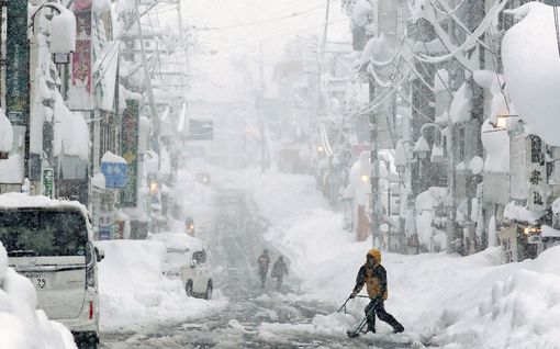 Kuvat: Taukoamaton tuiskutus sekoitti Luoteis-Japanin – lunta pyryttänyt paikoin yli 2 metriä ja lisää tulee