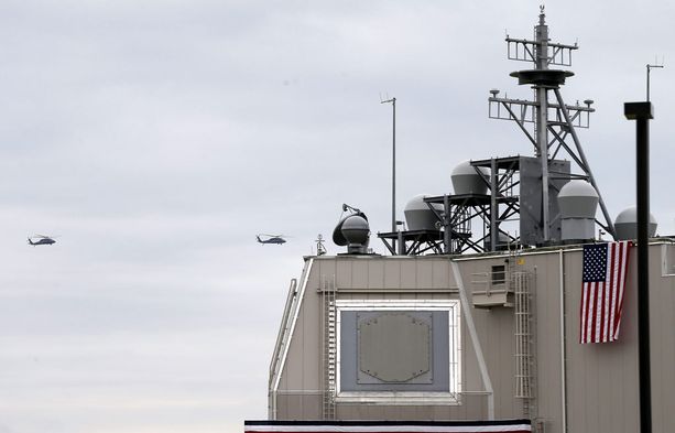 USA:n helikoptereita ohjuspuolustuksen komentokeskuksen yllä torstaina.
