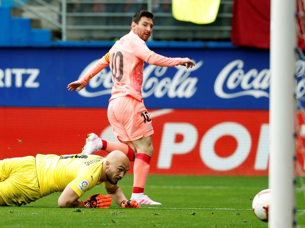 Lionel Messi ohitti Marko Dmitrovicin kahdesti.