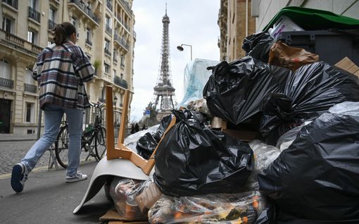 Törkyiset kuvat: Pariisin kadut tursuavat nyt roskaa
