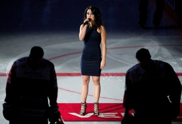 Anna Abreu esitti Maamme-laulun Suomi-Venäjä-jääkiekkopelissä Helsingissä vappupäivänä 2014.
