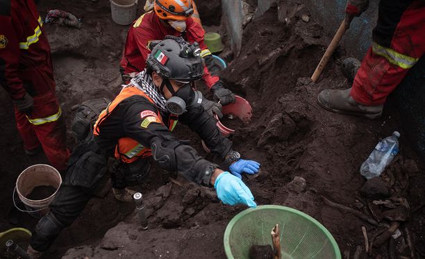 Guatemalassa pelastustyöntekijät etsivät ihmisten jäänteitä tulivuorenpurkauksen jäljiltä.