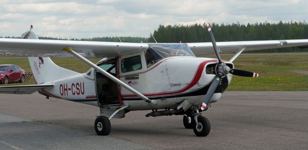 Laskuvarjohyppääjien käytössä oli Cessna 206 -pienlentokone.
