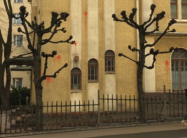 Turun keskustassa sijaitsevan synagogan seinään ilmestyi maanantain vastaisena yönä punaisia maalitahroja. 