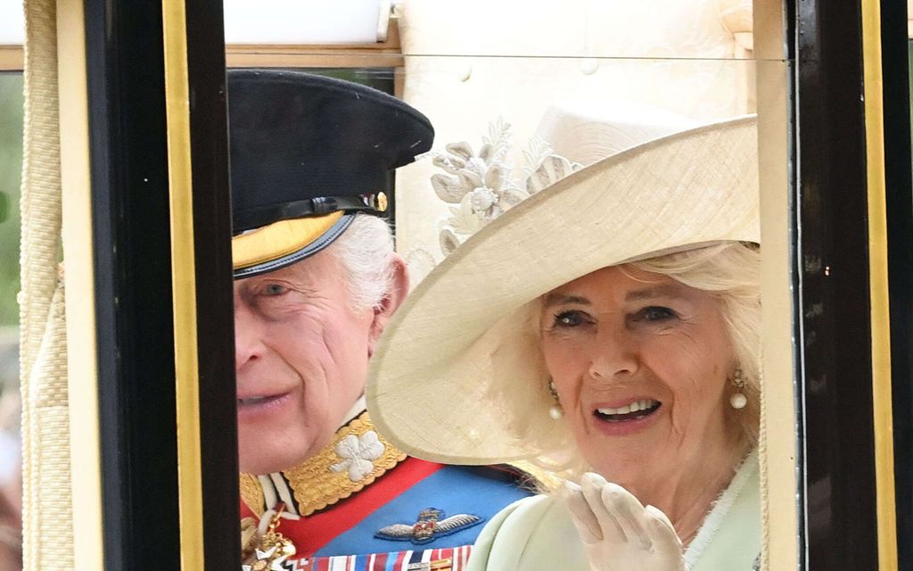 Charles ja Camilla perin­teikkäällä vierailulla Skotlannissa – Potrettikuva herätti kysymyksiä