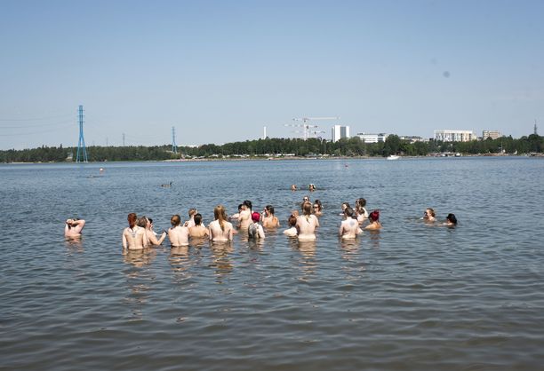 Kesäkuussa järjestettyyn tempaukseen osallistui kymmeniä ihmisiä. Ryhmä käveli yhdessä mereen.