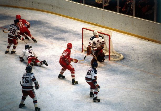 Mitä Neuvostoliiton jääkiekkotähdille tapahtui 40 vuotta sitten? Joukkueen  ”vankilasta” löytyi 121 tyhjää vodkapulloa – ”Nyt minä tapan sinut!”