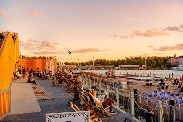 Terassikesä 2020 saattaa sittenkin onnistua. Kuva Helsingin Allas-meriuimalasta, joka avataan yleisölle 1. kesäkuuta.