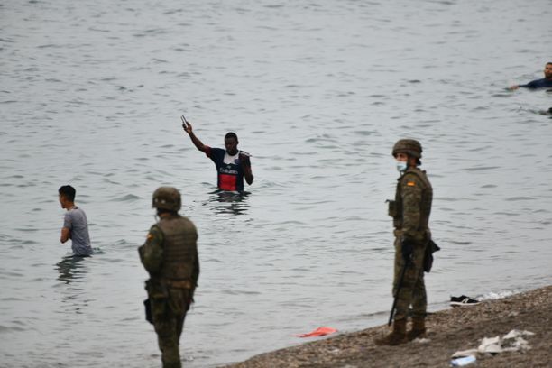 Espanjan armeijan joukot avustavat Ceutalla olevia turvallisuusjoukkoja siirtolaiskriisin hoidossa. Noin 8 000 siirtolaista on saapunut laittomasti alueelle, osa uimalla. 