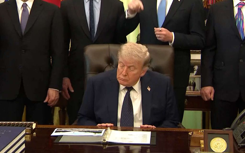 Video: Trump torkahti kesken tiedotus­tilaisuuden