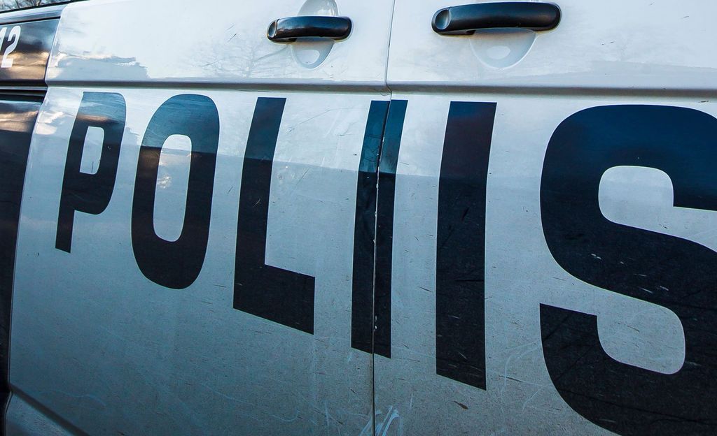 Verinen mies löytyi makaamasta rappukäytävästä Helsingin Kalliossa - miestä ja naista epäillään taposta