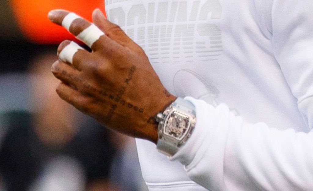 Urheilijatähti nosti kohun - lämmitteli ennen peliä käsittämättömän kallis kello kädessään