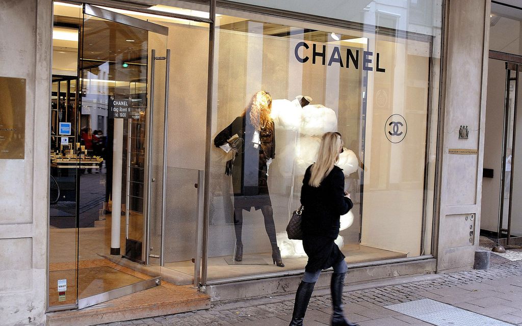 Pikkupojan isä kuoli – Äiti osti taaperon rahoilla 3 900 euron Chanel-laukun
