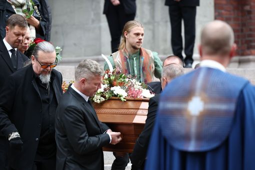 N in Vesa Matti Loirin Hautajaiset Sujuivat