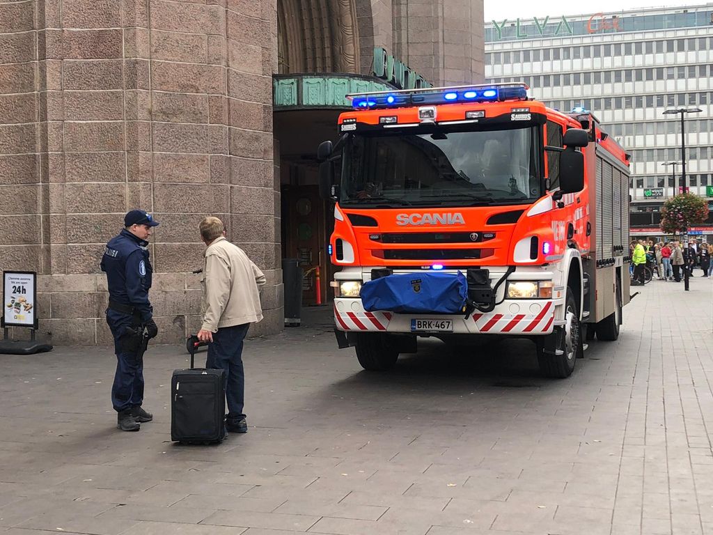 Helsingin rautatieaseman palo sammutettu – asemahallissa paloi pakastin