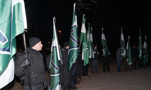 Pohjoismainen vastarintaliike joukkonujakassa itsenäisyyspäivänä -  uusnatsit naureskelivat väkivallalle: ”Hauskaa!”