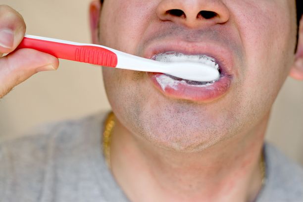 Hampaiden pesu unohtuu useammin miehiltä kuin naisilta.