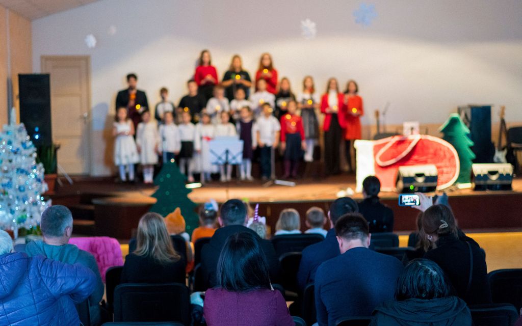 Näin uusi ohjeistus uskonnol­lisista tilaisuuksista näkyy koulujen joulujuhlissa: ”Selkeät pelisäännöt, että virsiä lauletaan kirkossa”