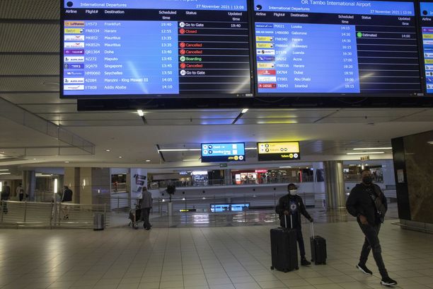 Useat maat ovat keskeyttäneet lennot eteläisestä Afrikasta huolestuttavan omikron-muunnoksen takia.