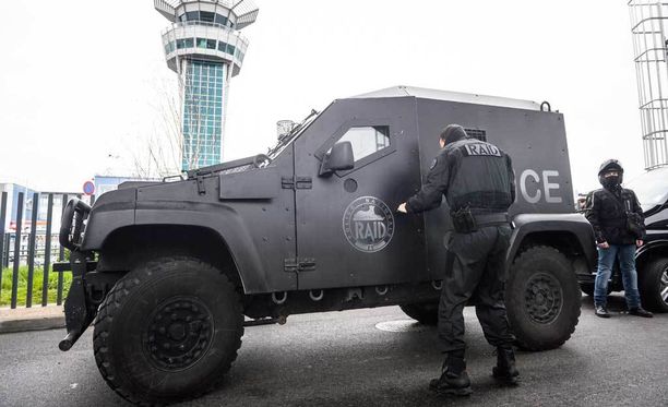 Ampumavälikohtaus aiheutti massiivisen poliisioperaation Pariisin Orlyn lentokentällä.