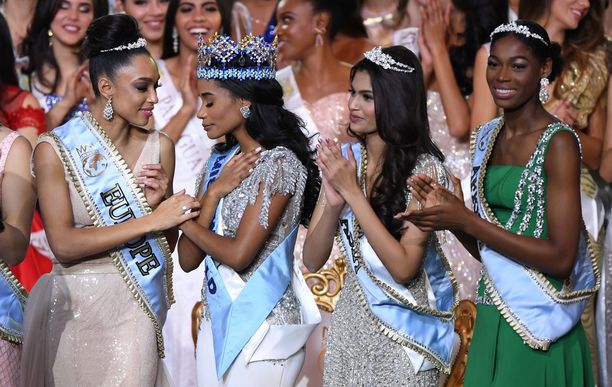 Toni-Ann Singh ei ollut uskoa voittoaan todeksi. Vihreässä mekossa oikealla Miss Nigeria Nyekachi Douglas, jonka reaktio teki katsojiin vaikutuksen.