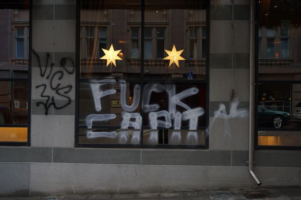 Kapitalismia vastustava seinätöherrys Helsingissä itsenäisyyspäivän jäljiltä 2014.