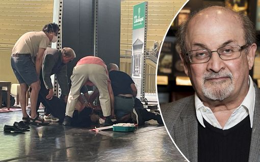Puukotettu kirjailija Salman Rushdie hengitys­koneessa – maksa, toinen silmä ja käsi vaurioituneet