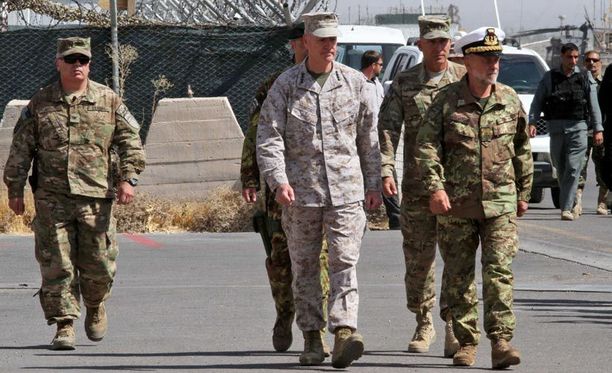 Naton merivoimien komentaja ja Afganistanin operaation komentaja Joseph F. Dunford (keskellä) ja Italien puolustusvoimien päällikkö Luigi Binelli Mantelli (oik.) osallistuivat Nato- komentajien vaihtotilaisuuteen Afganistanissa.