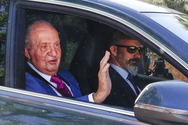 Mantan Raja Spanyol Juan Carlos tiba di Spanyol pekan lalu.  Kunjungan tersebut berlangsung selama empat hari.