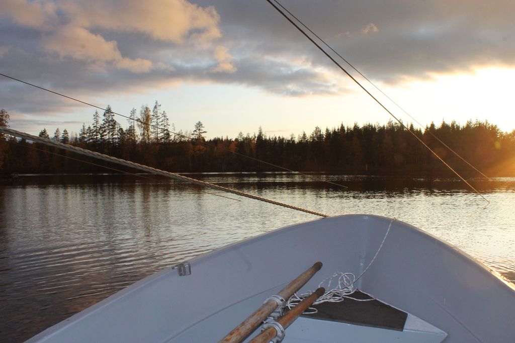 Vaaratilanne Mäntyharjulla: veneilijän matka katkesi järvestä sojottaviin kaapeleihin: ”Se on äkkiä kaula poikki”