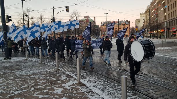 Suomi herää -kulkue liikkui Helsingin keskustassa.
