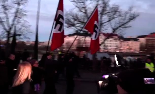 Uusnatsit kantoivat hakaristilippuja Helsingin keskustassa itsenäisyyspäivänä.